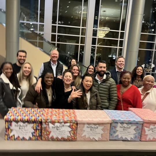 birthday-boxes-kindness-kits-csr-team-building_01_similing_group