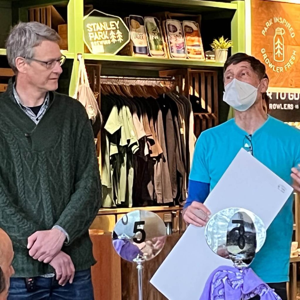 food-for-families-csr-team-building-07_Roger_Hosting_Scoreboard