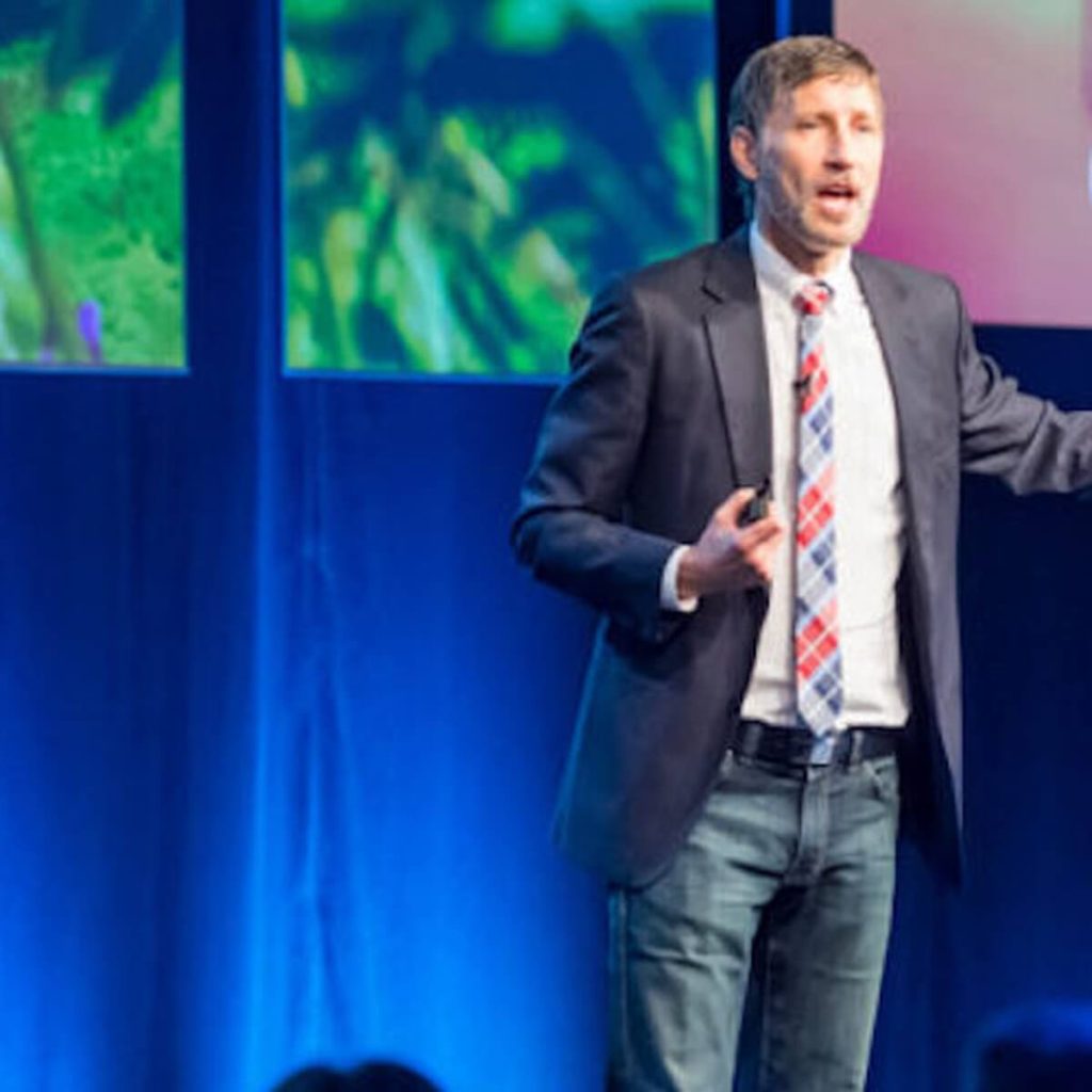 roger-haskett-corporate-keynote-speaker_02_CIC16_EU_podium