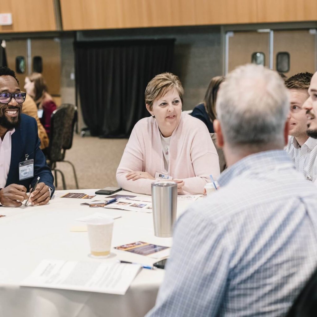 roger-haskett-corporate-workshop-facilitation_01_table_discussion